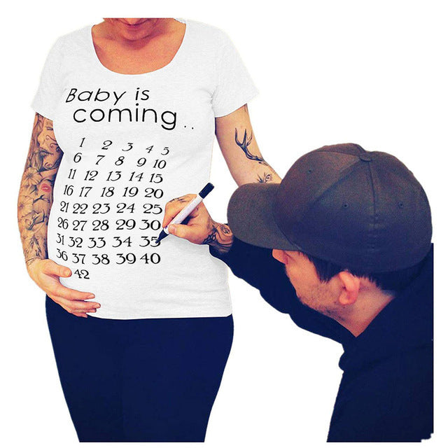 T-shirt de grossesse slim fit avec une lettre amusante « Mama mood on »